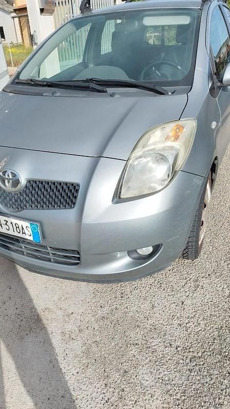 Usata Toyota Yaris Sol 90 CV (66 kW) 2007 Grigio Utilitaria