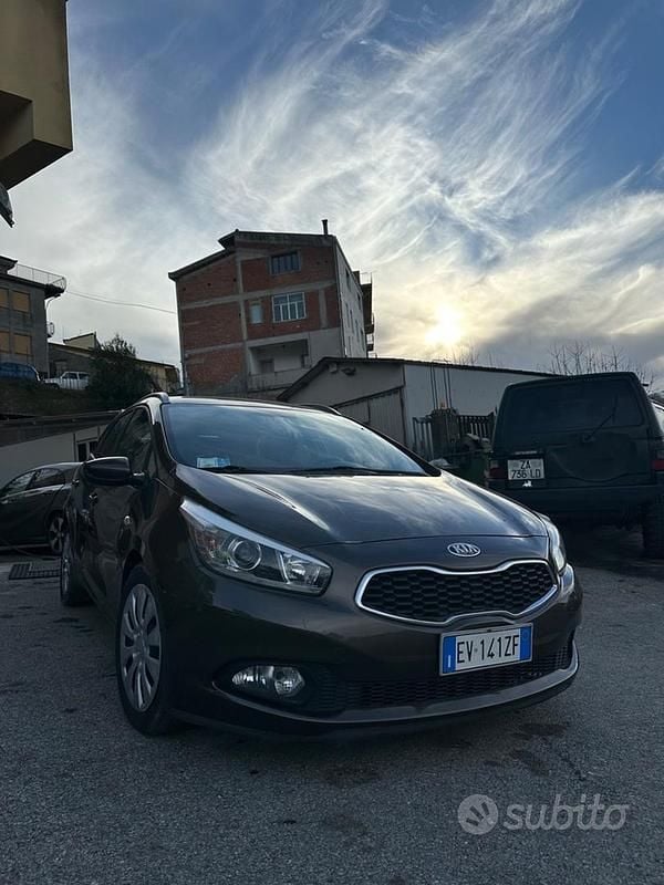 Marrone Usata 2014 Kia Ceed Sportswagon Station wagon | 7900 € (Buon prezzo) - Immagine 1/4