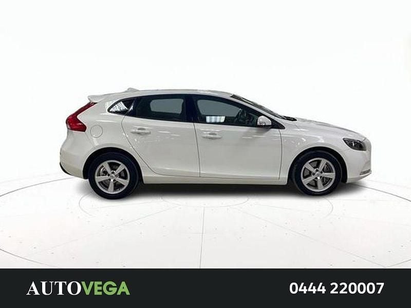 Usata Volvo V40 Momentum 120 CV (88 kW) 2018 Vari colori / pastello Berlina