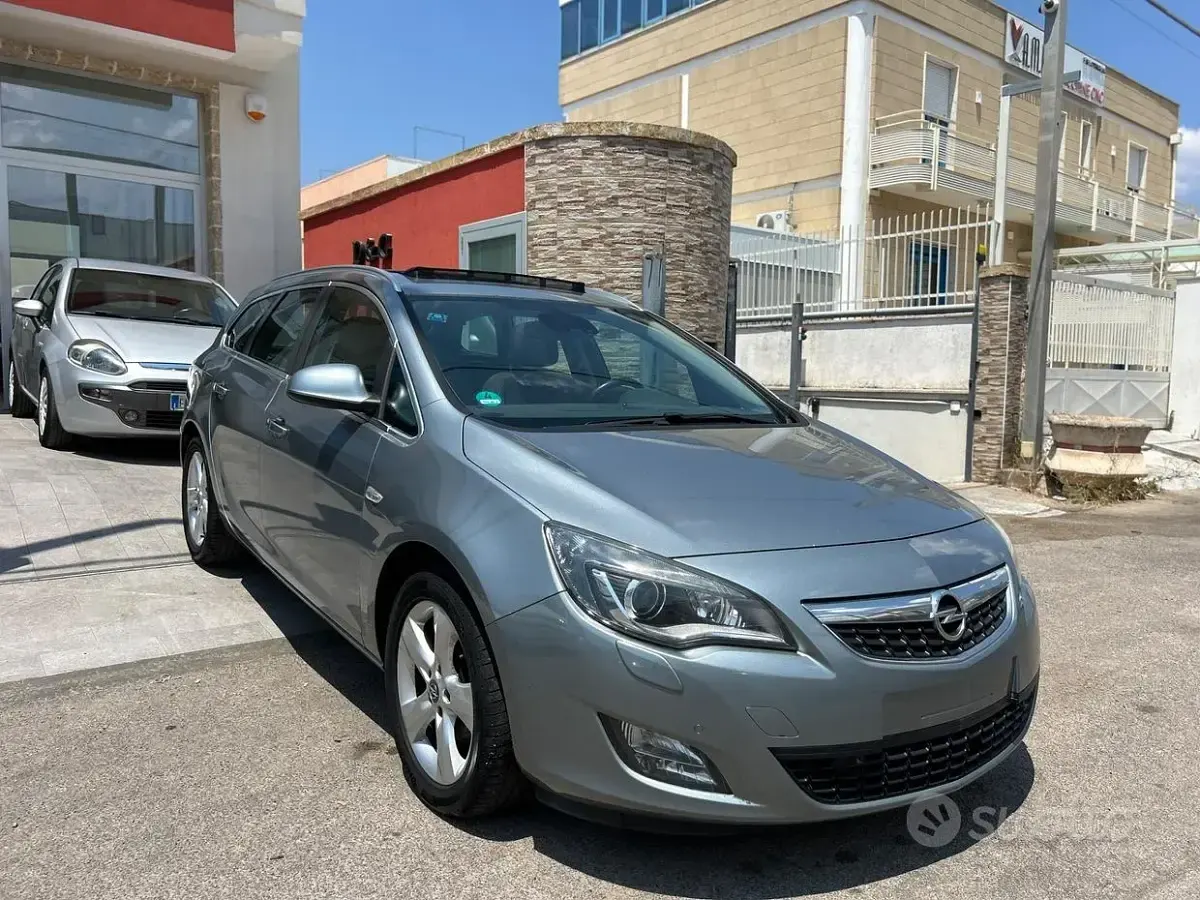 Usata Opel Astra 110 CV (80 kW) 2011 Blu Berlina