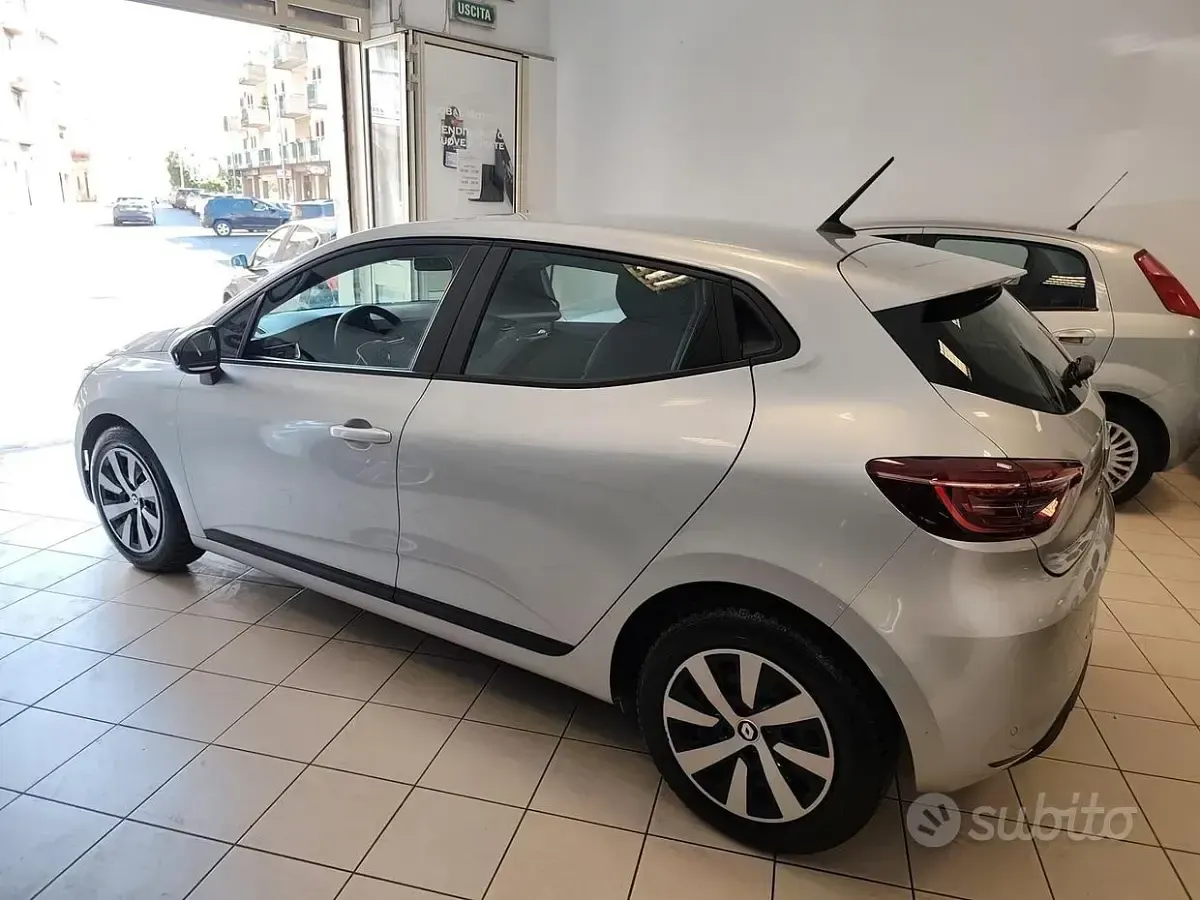 Usata Renault Clio V Equilibre 101 CV (74 kW) 2023 Grigio Berlina