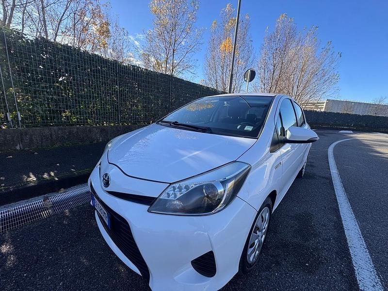Usata Toyota Yaris Hybrid Active 75 CV (55 kW) 2014 Bianco Berlina