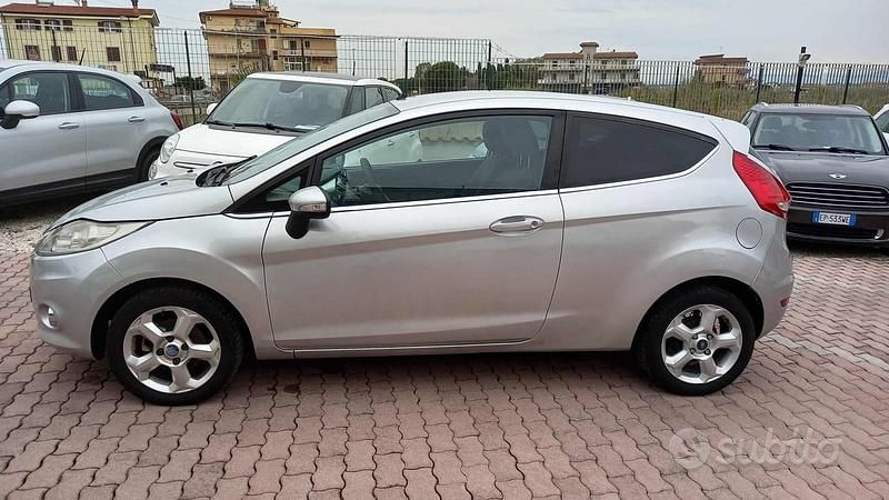 Usata Ford Fiesta 97 CV (71 kW) 2010 Grigio Utilitaria