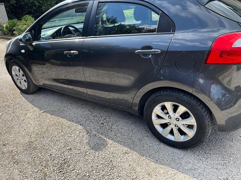 Usado Kia Rio Active 75 HP (55 kW) 2014 Cinzento Sedan
