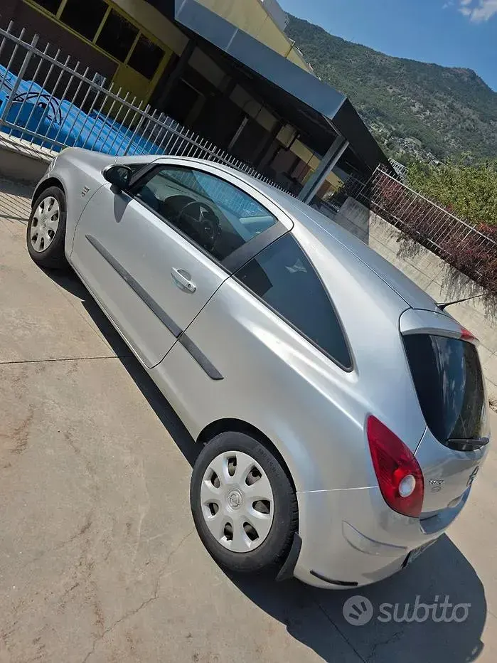 Usata Opel Corsa Edition 85 CV (62 kW) 2010 Grigio Utilitaria