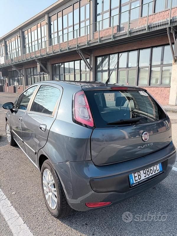 Grigio Usata 2010 Fiat Punto Tre volumi | 3500 € (Buon prezzo) - Immagine 1/4