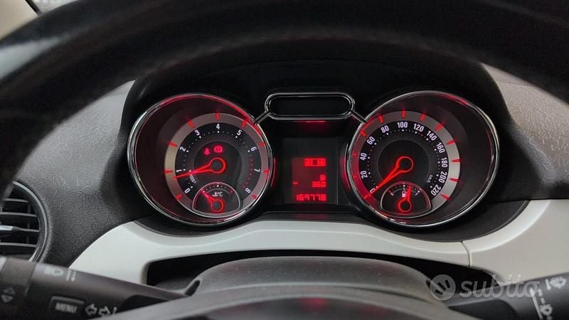 Usata Opel Adam Jam 70 CV (51 kW) 2013 Bianco Utilitaria