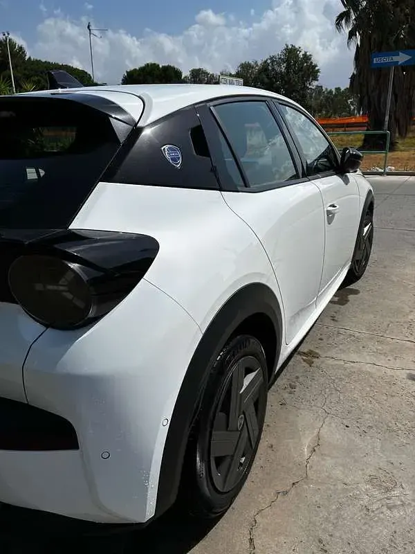 Usata Lancia Ypsilon 101 CV (74 kW) 2025 Bianco Utilitaria