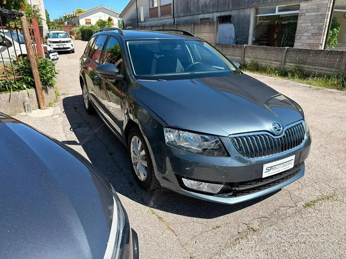 Usata Skoda Octavia G-TEC Executive 110 CV (80 kW) 2015 Grigio Station wagon