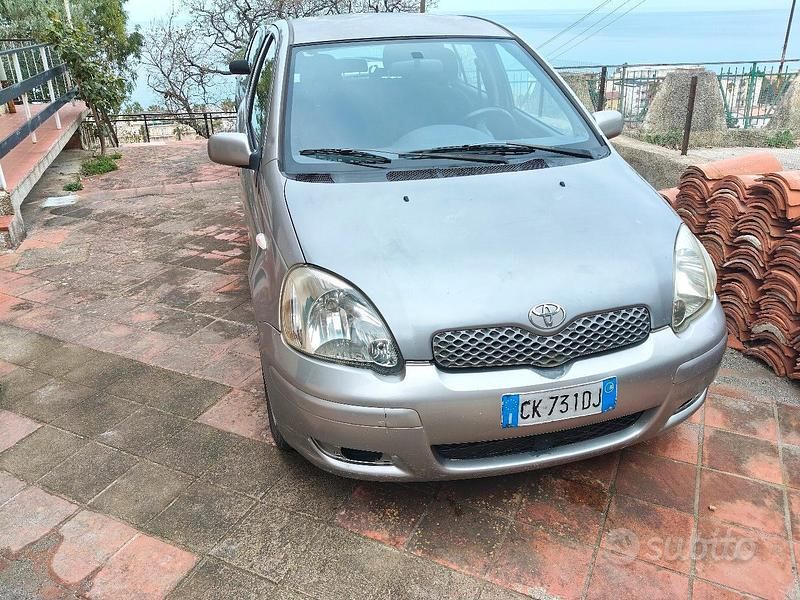 Usata Toyota Yaris 75 CV (55 kW) 2003 Grigio Berlina
