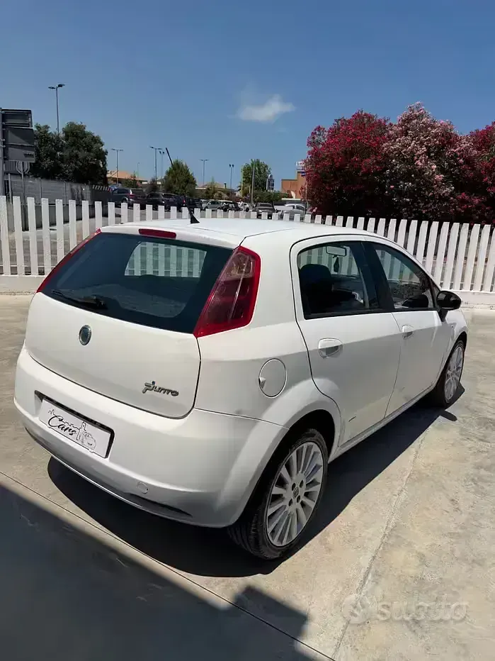 Usata Fiat Grande Punto Emotion 120 CV (88 kW) 2006 Bianco Utilitaria