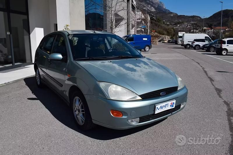 Usata Ford Focus Ghia 116 CV (85 kW) 2000 Blu Berlina