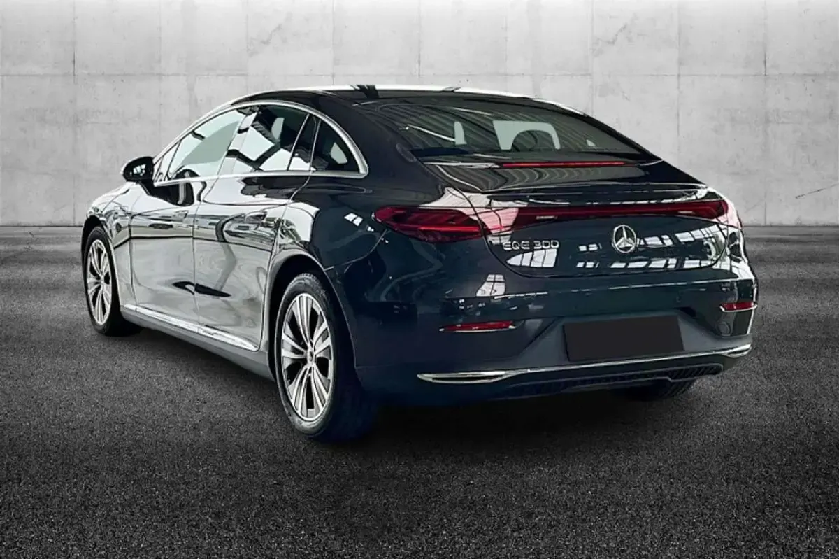 Usado Mercedes EQE300 Premium 108 kW (148 CV) 2025 Negro Coupe