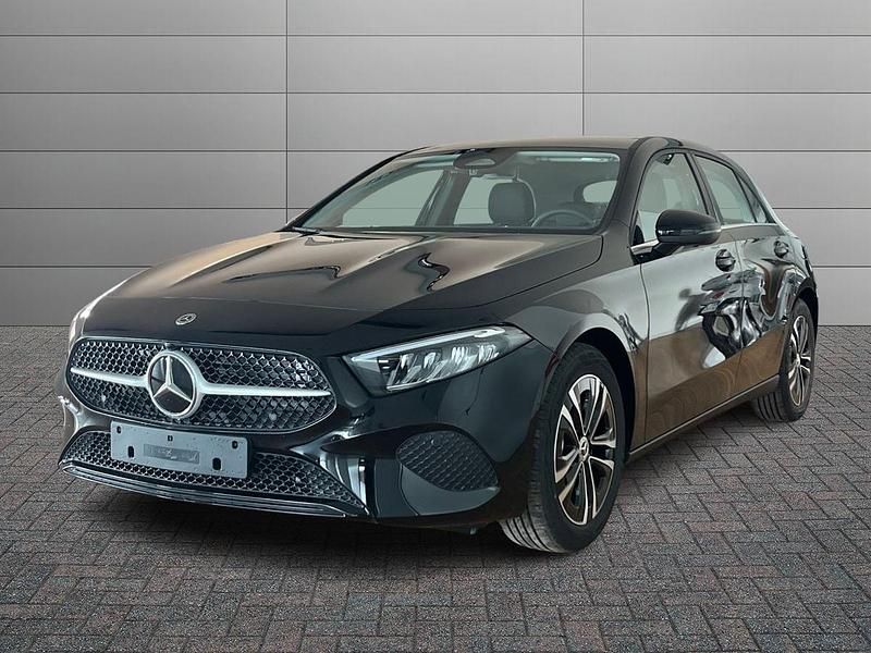 Nero Nuova 2025 Mercedes A180 Tre volumi | 31.290 € - Immagine 1/4