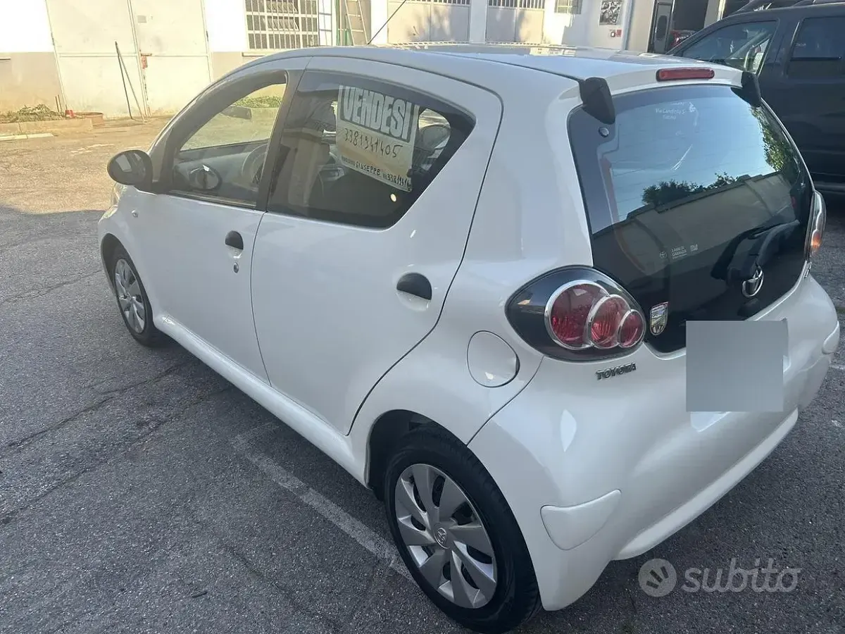 Usata Toyota Aygo Connect Style 72 CV (52 kW) 2012 Bianco Utilitaria