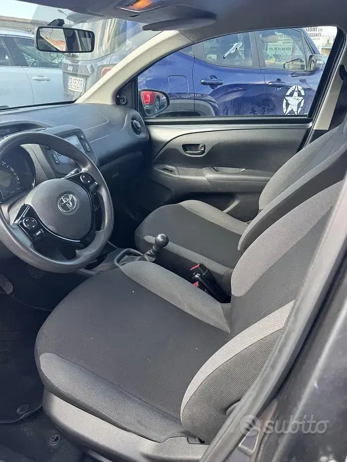 Usata Toyota Aygo Connect Style 72 CV (52 kW) 2021 Grigio Utilitaria