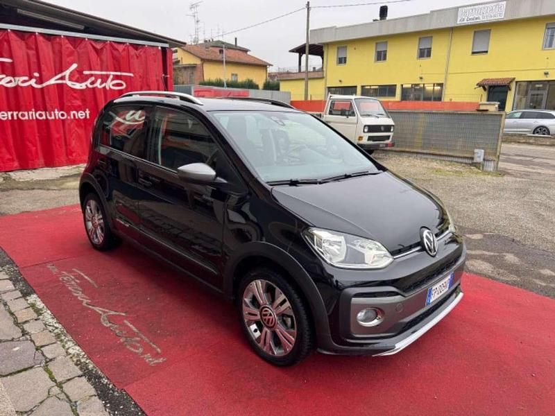 Usata VW cross up! 75 CV (55 kW) 2018 Nero Utilitaria