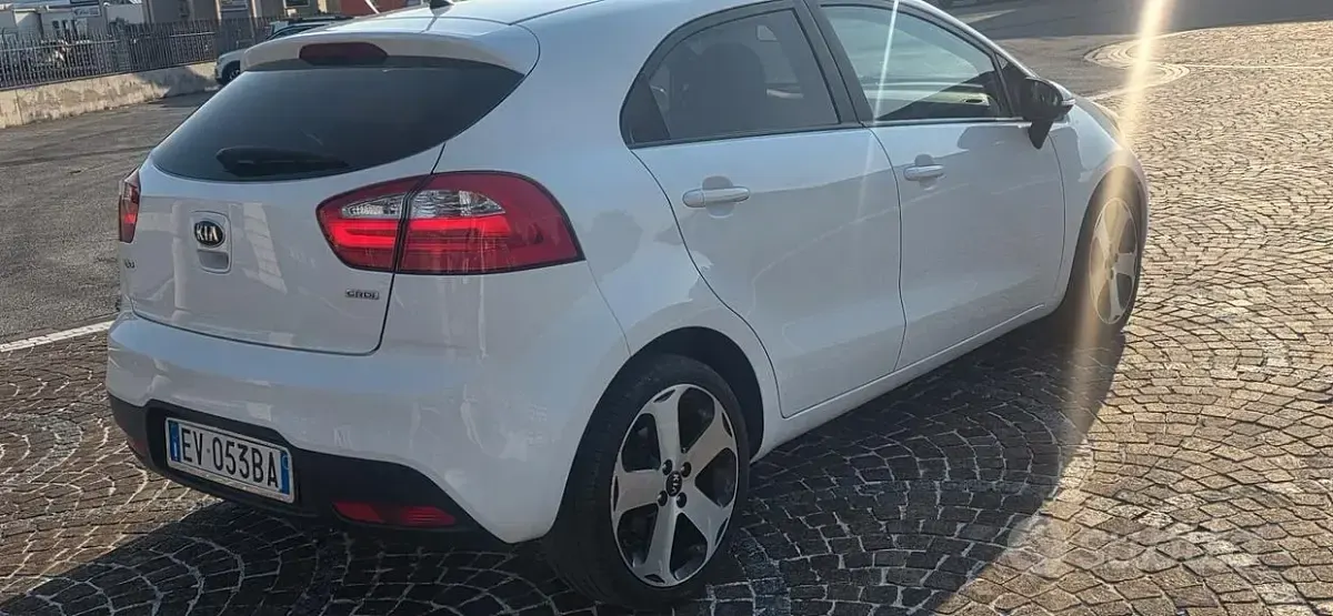 Usata Kia Rio 90 CV (66 kW) 2014 Bianco Coupé