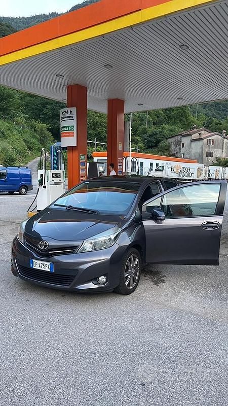 Usata Toyota Yaris 99 CV (72 kW) 2013 Grigio Utilitaria