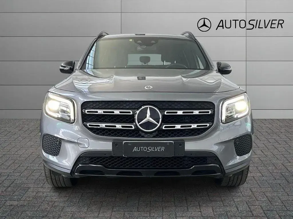 Usata Mercedes GLB200 150 CV (110 kW) 2023 Grigio montagna / metallizzato SUV