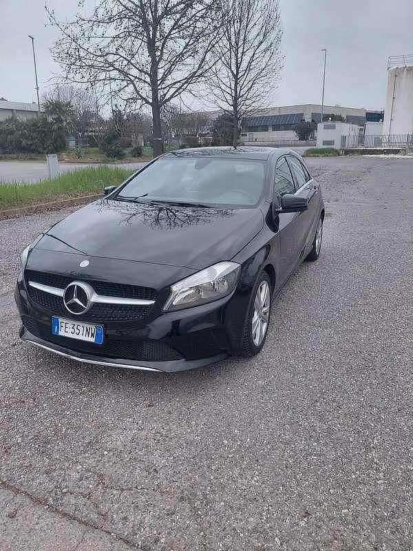 Usata Mercedes A180 109 CV (80 kW) 2016 Nero Berlina