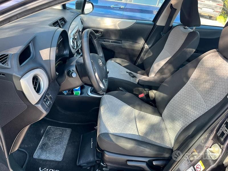 Usata Toyota Yaris Lounge 90 CV (66 kW) 2013 Blu Utilitaria