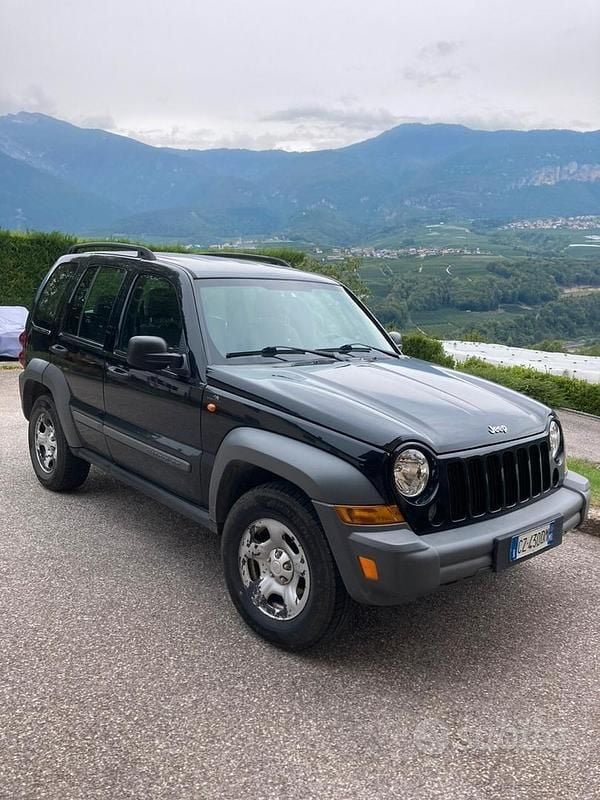 Usata Jeep Cherokee 163 CV (119 kW) 2006 Nero SUV