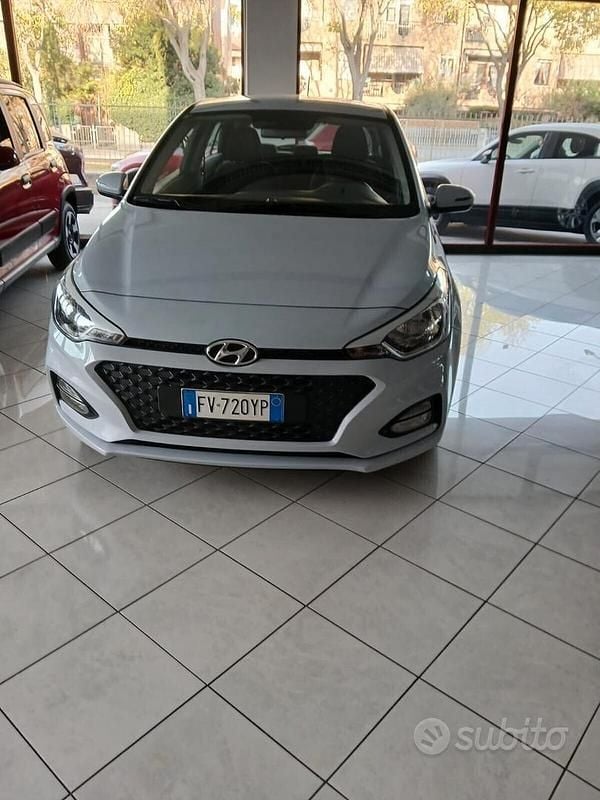 Blu Usata 2019 Hyundai i20 Tre volumi | 10.900 € (Buon prezzo) - Immagine 1/4