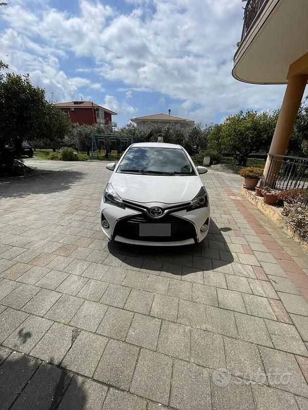 Usata Toyota Yaris Lounge 69 CV (50 kW) 2015 Bianco Utilitaria