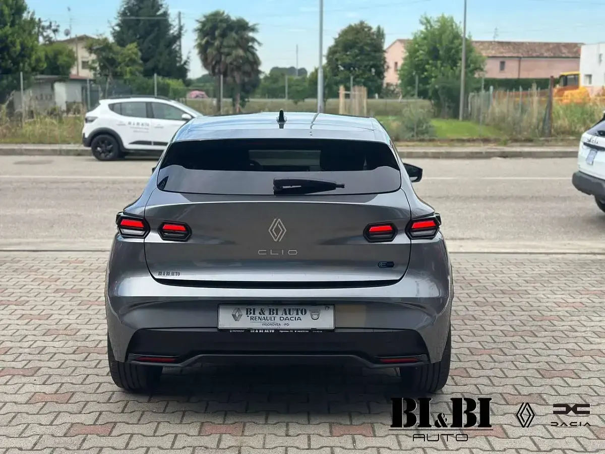 Usata Renault Clio V Techno 109 CV (80 kW) 2025 Grigio scisto Berlina