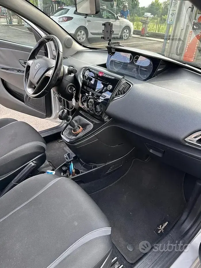 Usata Lancia Ypsilon 69 CV (50 kW) 2014 Grigio Utilitaria