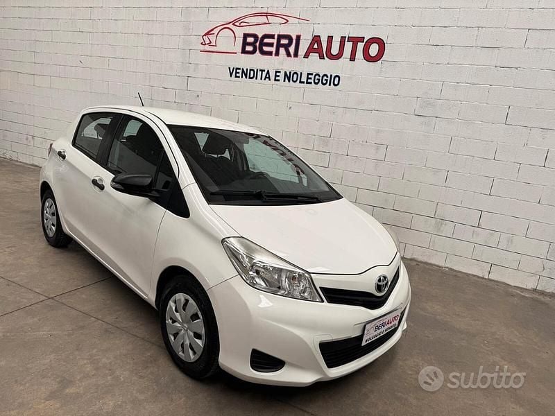 Usata Toyota Yaris Lounge 69 CV (50 kW) 2012 Bianco Utilitaria