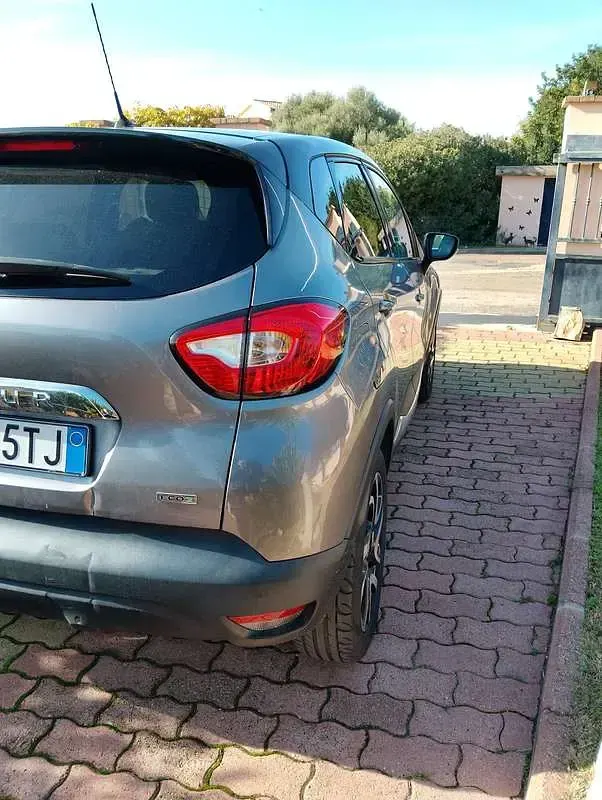 Usata Renault Captur Zen 90 CV (66 kW) 2017 Grigio SUV