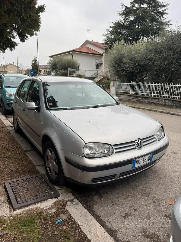 Usata VW Golf IV 101 CV (74 kW) 2000 Grigio Utilitaria