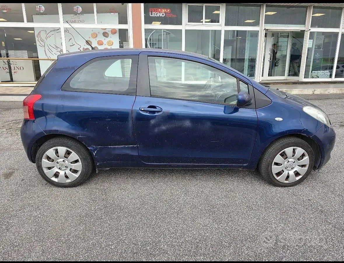 Usata Toyota Yaris Sol 69 CV (50 kW) 2006 Blu Berlina