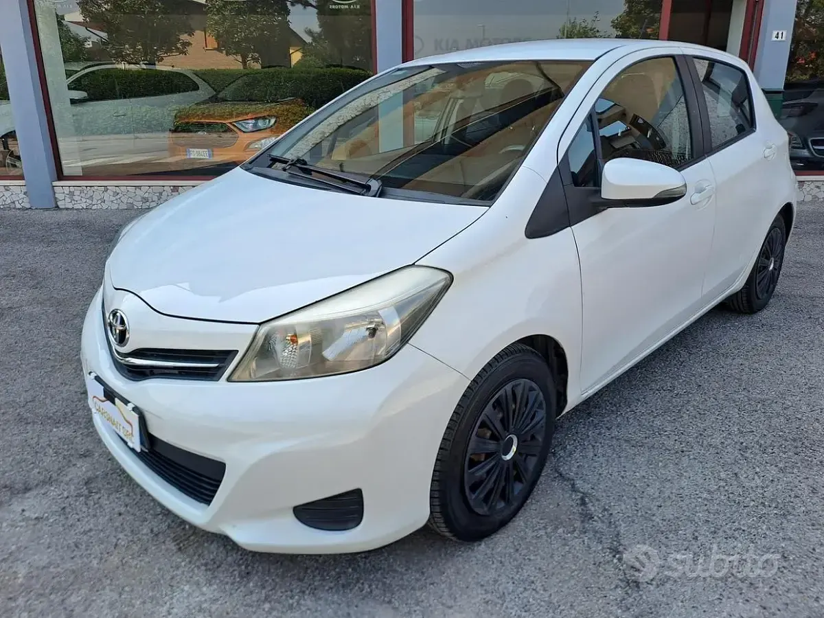 Usata Toyota Yaris Lounge 90 CV (66 kW) 2012 Bianco Utilitaria