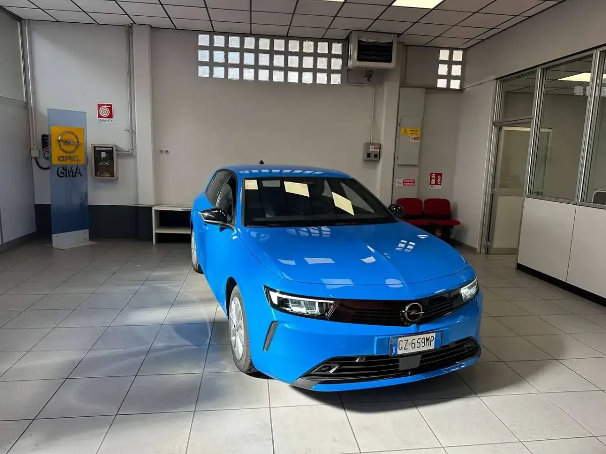 Usata Opel Astra Edition 131 CV (96 kW) 2025 Blu/azzurro Utilitaria