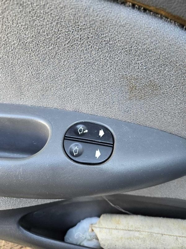 Usata Ford Fiesta 76 CV (55 kW) 1999 Blu Utilitaria