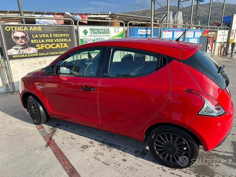 Usata Lancia Ypsilon 69 CV (50 kW) 2018 Rosso Utilitaria