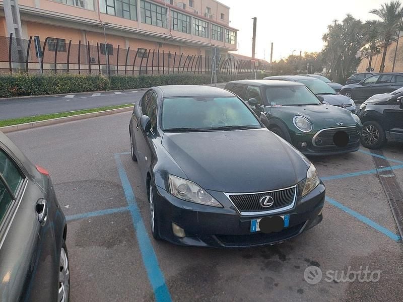 Grigio Usata 2005 Lexus IS220d Luxury Line Tre volumi | 950 € (Buon prezzo) - Immagine 1/4