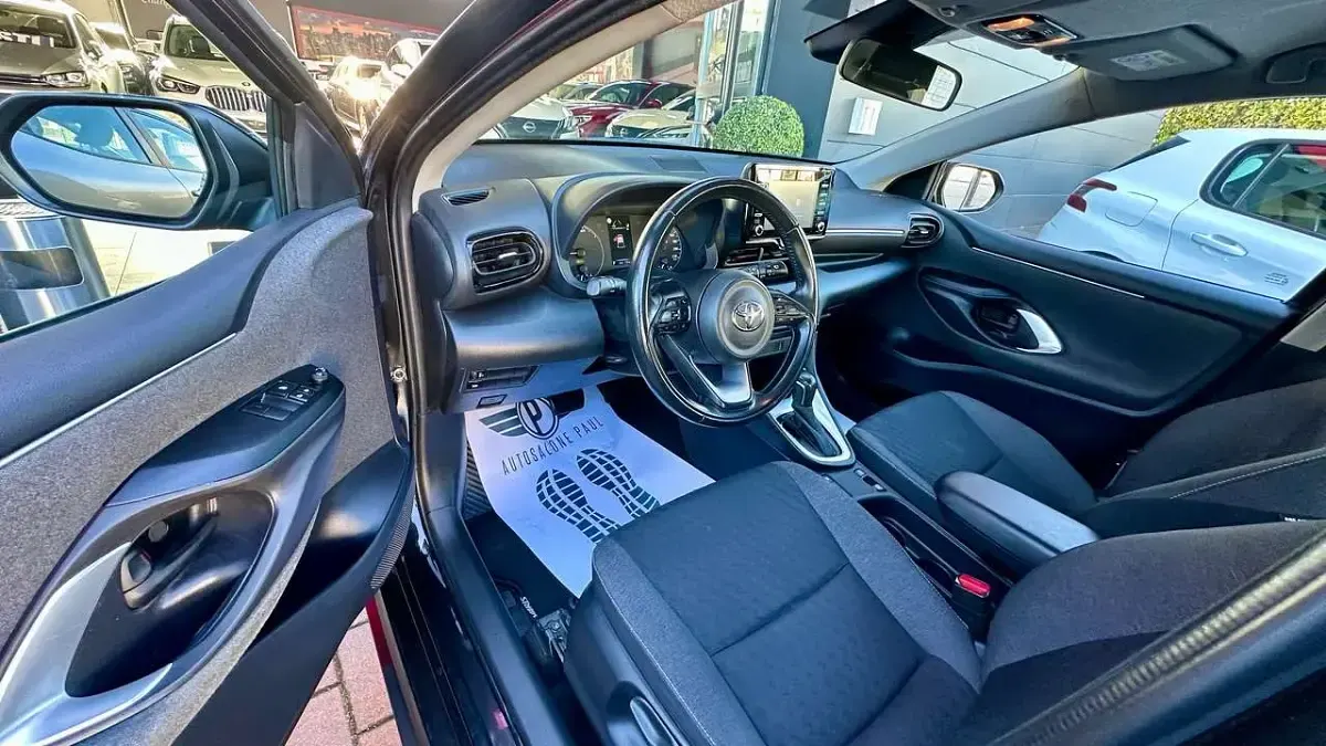 Usata Toyota Yaris Hybrid Business Edition 92 CV (67 kW) 2020 Black metallizzata Berlina