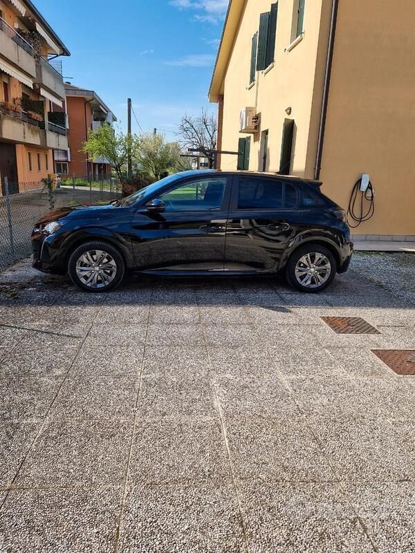 Nero Usata 2022 Peugeot e-208 Allure Due volumi | 19.000 € (Buon prezzo) - Immagine 1/4