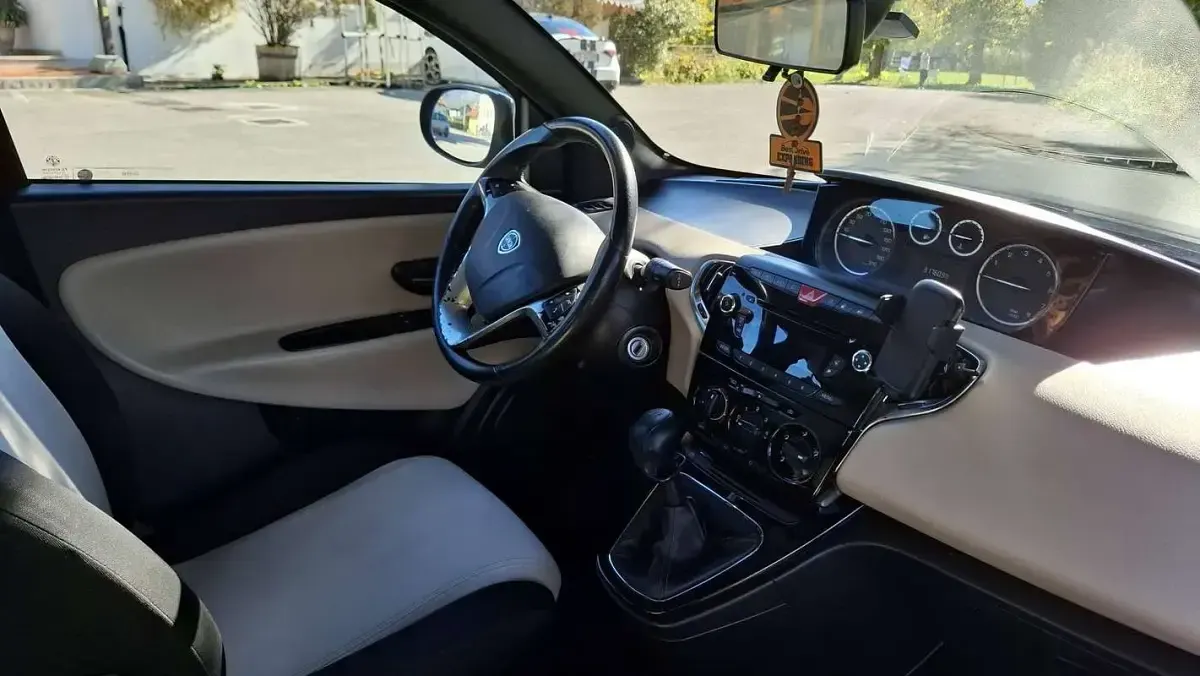 Usata Lancia Ypsilon Silver 69 CV (50 kW) 2013 Nero Utilitaria
