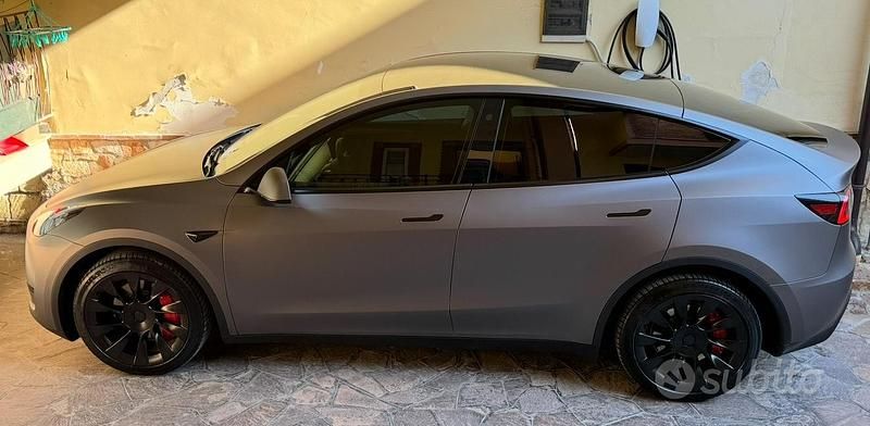 Usata Tesla Model Y 189 kW (258 CV) 2023 Grigio SUV