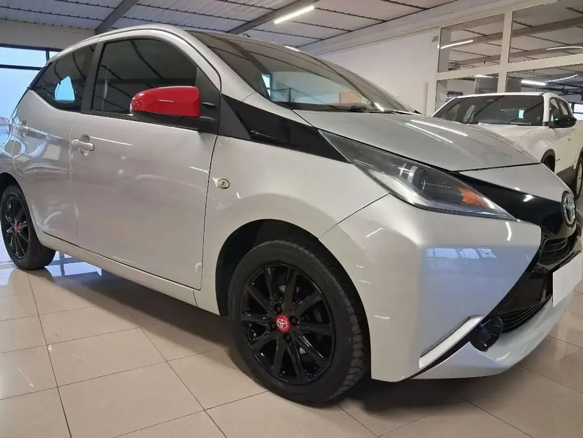 Usata Toyota Aygo X-wave 69 CV (50 kW) 2017 Argento metallizzato Utilitaria