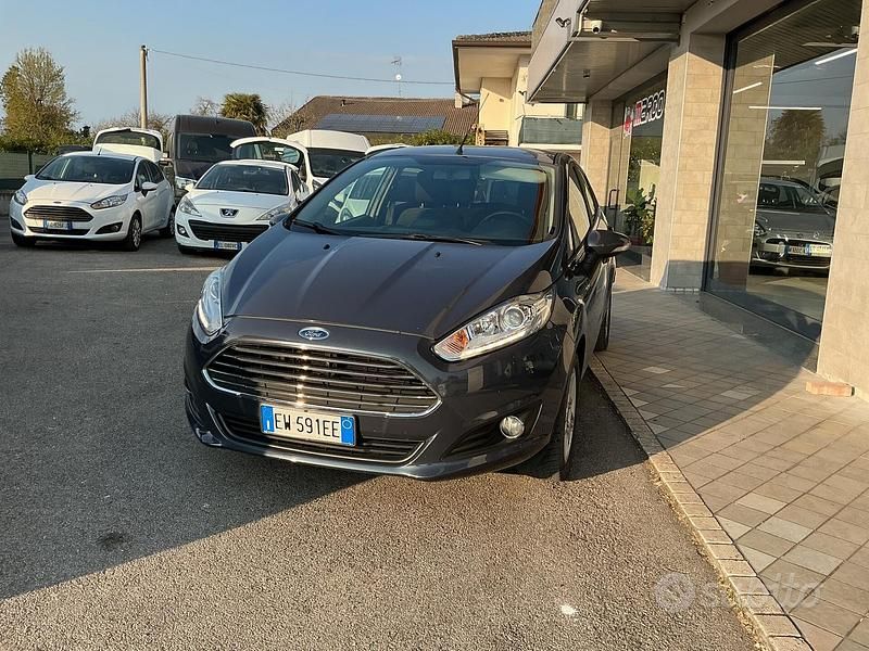 Usata Ford Fiesta Titanium 75 CV (55 kW) 2014 Grigio Utilitaria