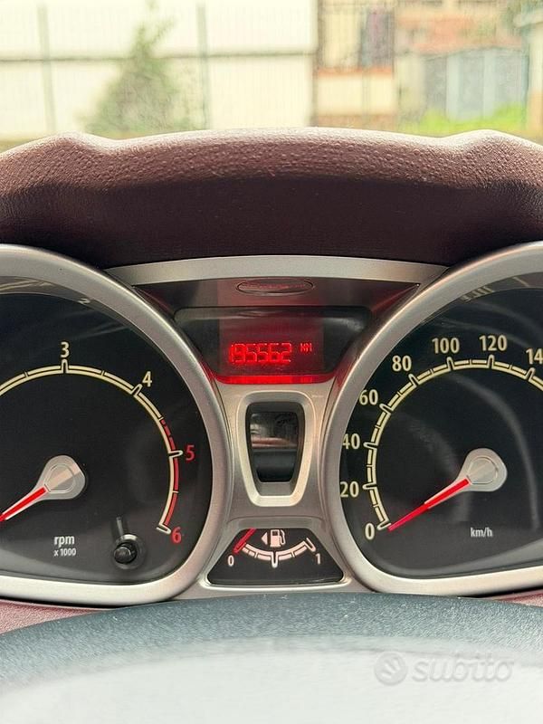 Usata Ford Fiesta Titanium 68 CV (50 kW) 2010 Bianco Utilitaria