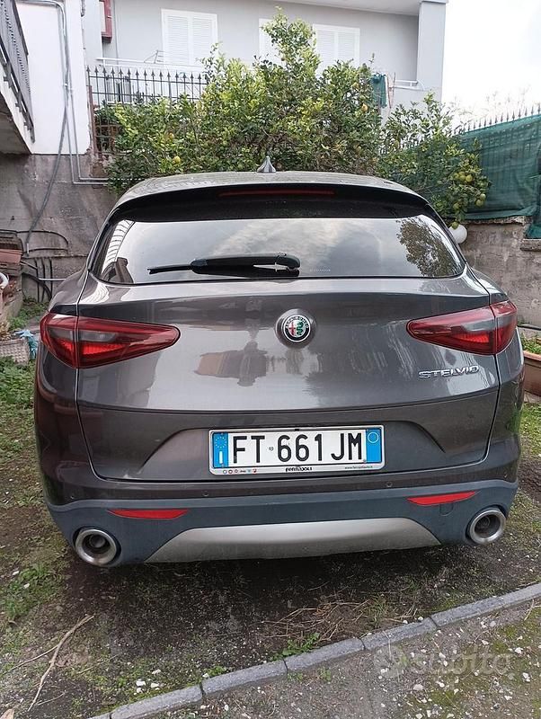 Grigio Usata 2017 Alfa Romeo Stelvio SUV | 21.000 € (Buon prezzo) - Immagine 1/4