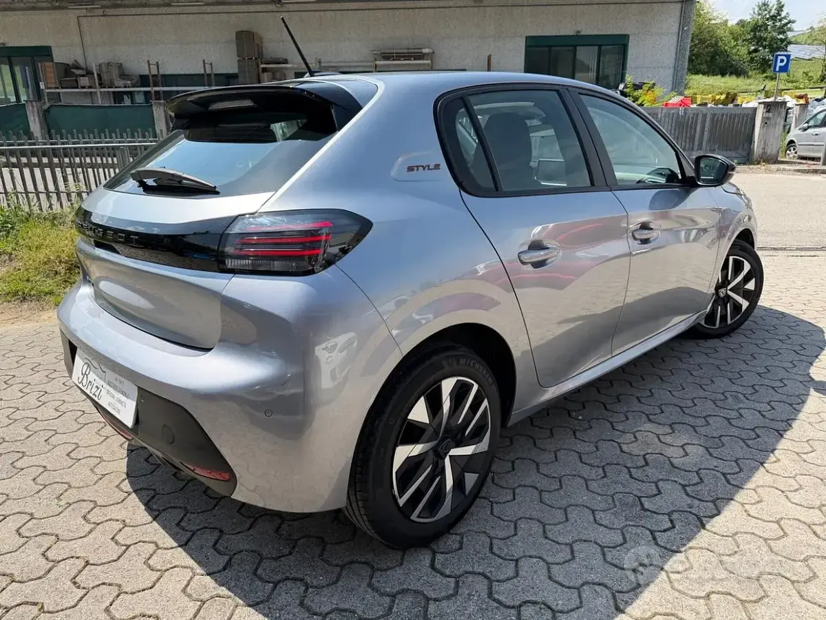 Usata Peugeot 208 Style 101 CV (74 kW) 2025 Grigio Utilitaria