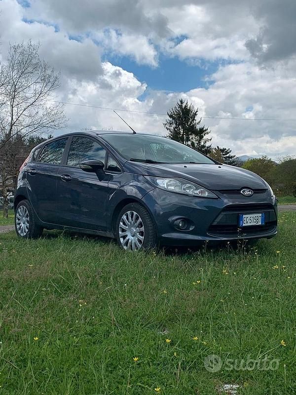 Grigio Usata 2011 Ford Fiesta Tre volumi | 2800 € (Ottimo prezzo) - Immagine 1/4